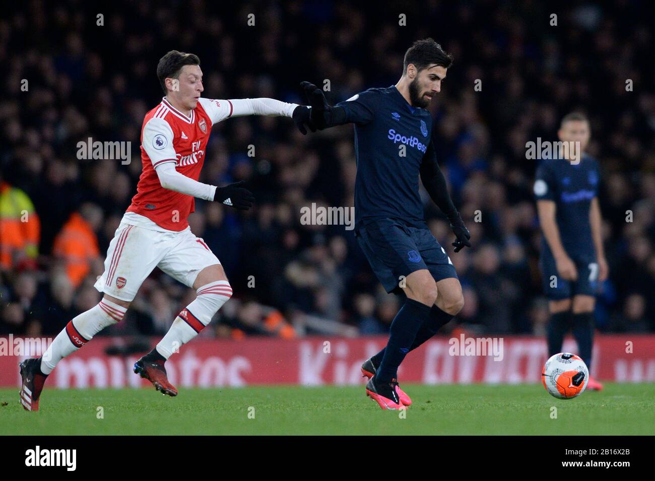 Mesut Ozil von Arsenal und Andre Gomes von Everton im Einsatz während des Premier-League-Spiels zwischen Arsenal und Everton im Emirates Stadium in London, Großbritannien - 16. Februar 2020 Kredit: Action Foto Sport/Alamy Live News Stockfoto