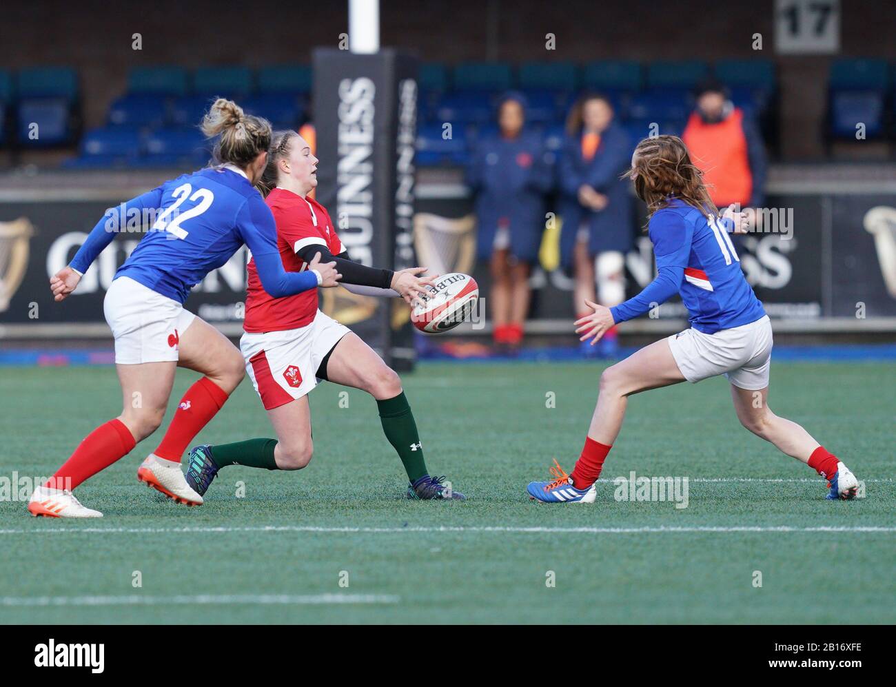Lauren Smyth (Wales) im Rahmen des Rugby-Spiels Der Sechs Nationen zwischen Wales und Frankreich im Cardiff Arms Park in Aktion. (Endstand: Wales 0-50 Frankreich) Stockfoto