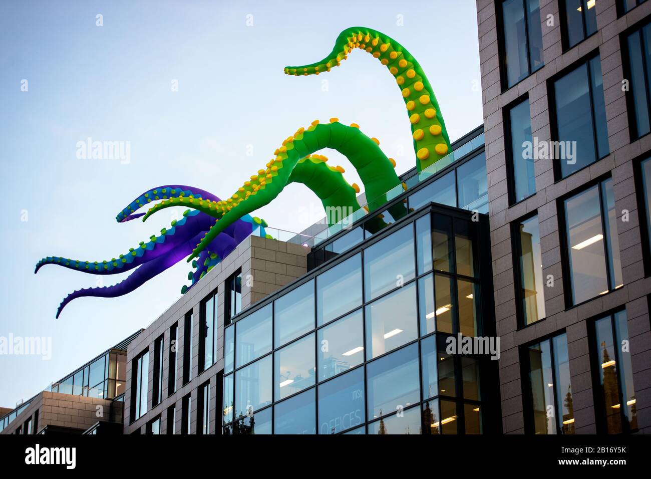 Vor dem Marischal College SPECTRA, dem schottischen Festival of Light, kehrt das schottische „Creatures from the Deep“-Festival nach Aberdeen zurück Stockfoto