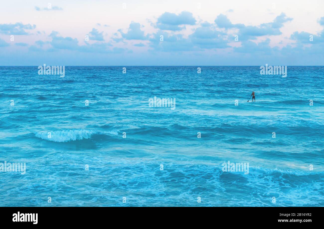 Man steht in Cancun, Yucatan, Mexiko mit türkisfarbenem Wasser im Ozean Stockfoto