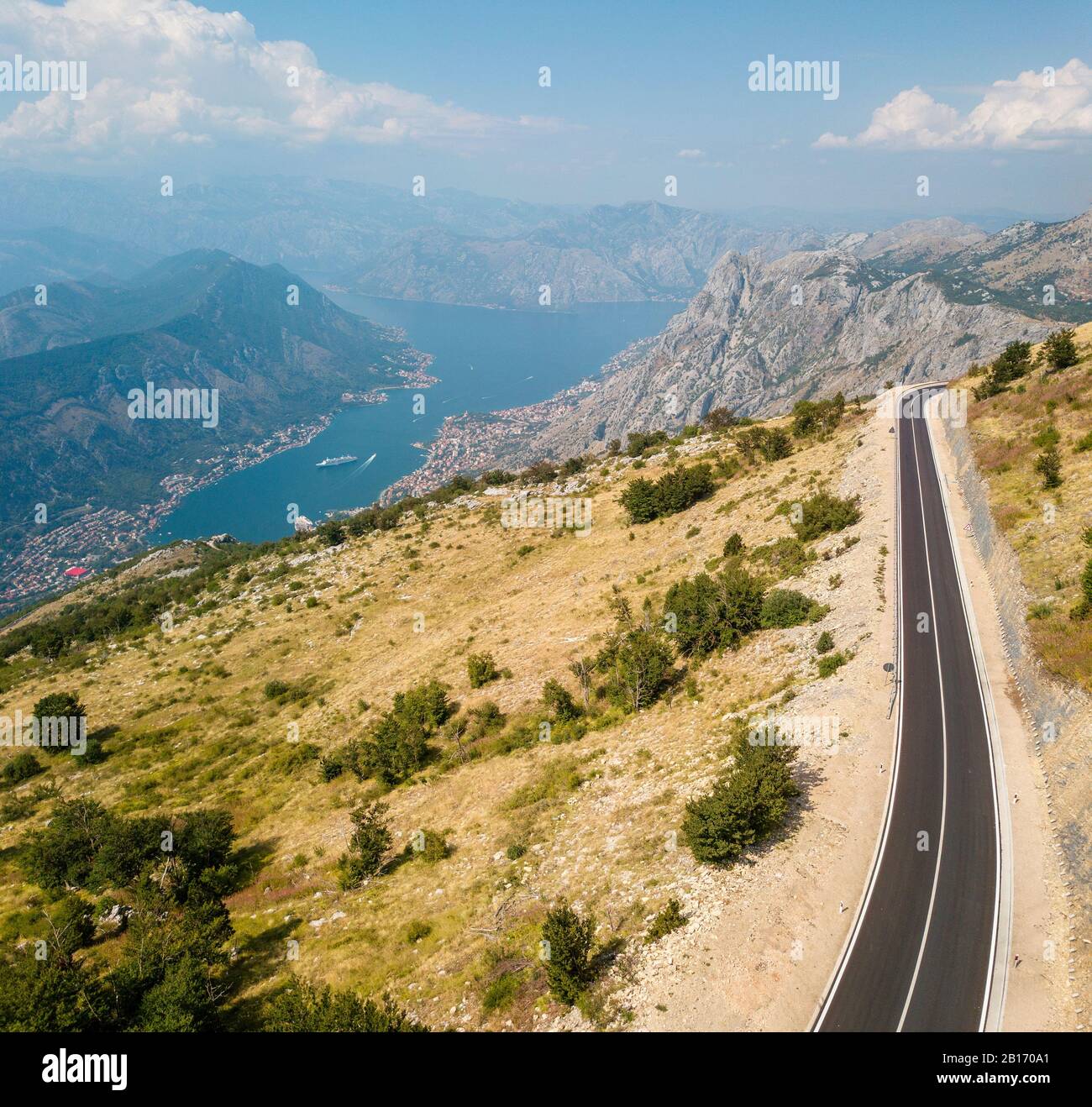 Luftbild zur Bucht von Kotor, Boka. Malerische Straße mit Blick auf die Bucht des Kotor-Fjords. Kurvenreiche Straßen, um Montenegro zu entdecken. Tourismus und Kreuzfahrt Stockfoto