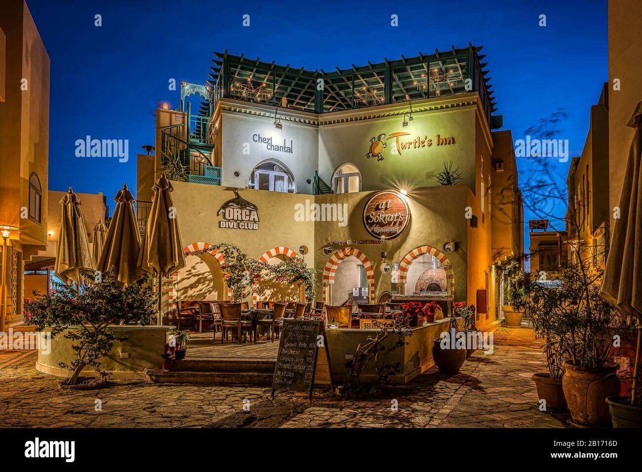 Ein farbenfrohes malerisches Restaurant, das nachts in der Altstadt unter engen Gassen, el Gouna, Ägypten, 17. Januar 2020, beleuchtet wird Stockfoto