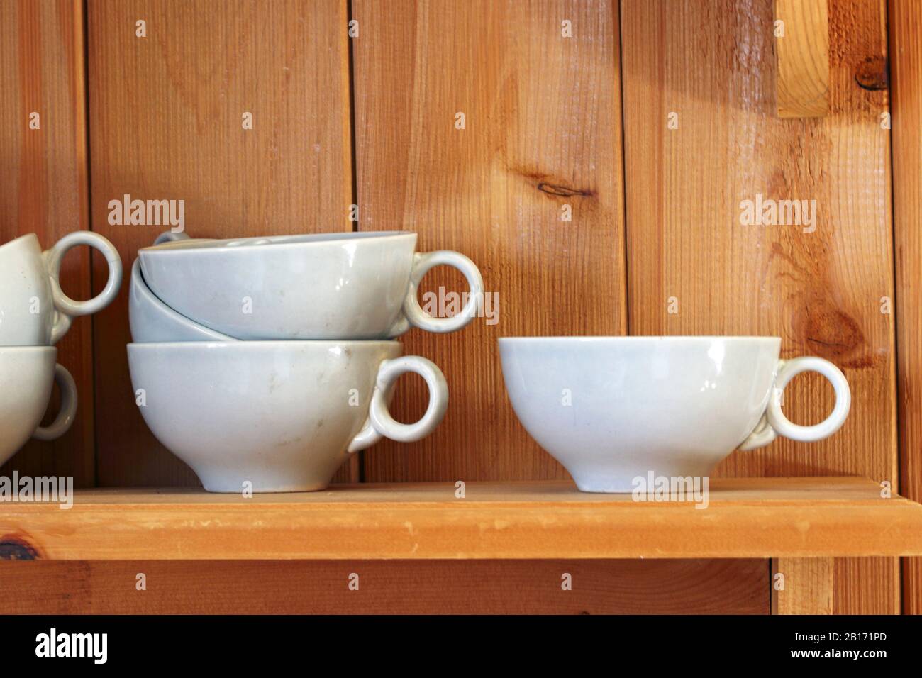 In einem Schrank gestapelte Kaffeetassen aus China Stockfoto