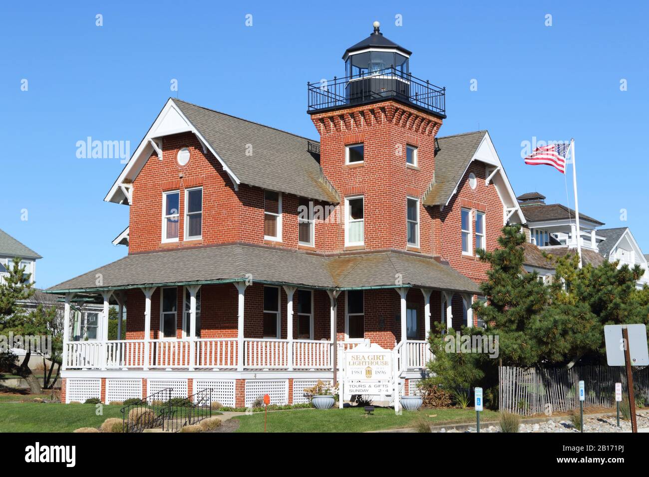 Das Sea Glirt Light ist ein Leuchtturm, der erstmals im Jahr 1896 angezündet wurde und den Zufluss zum Wreck Pond in Sea Girt im Monmouth County, New Jersey, markiert. Stockfoto