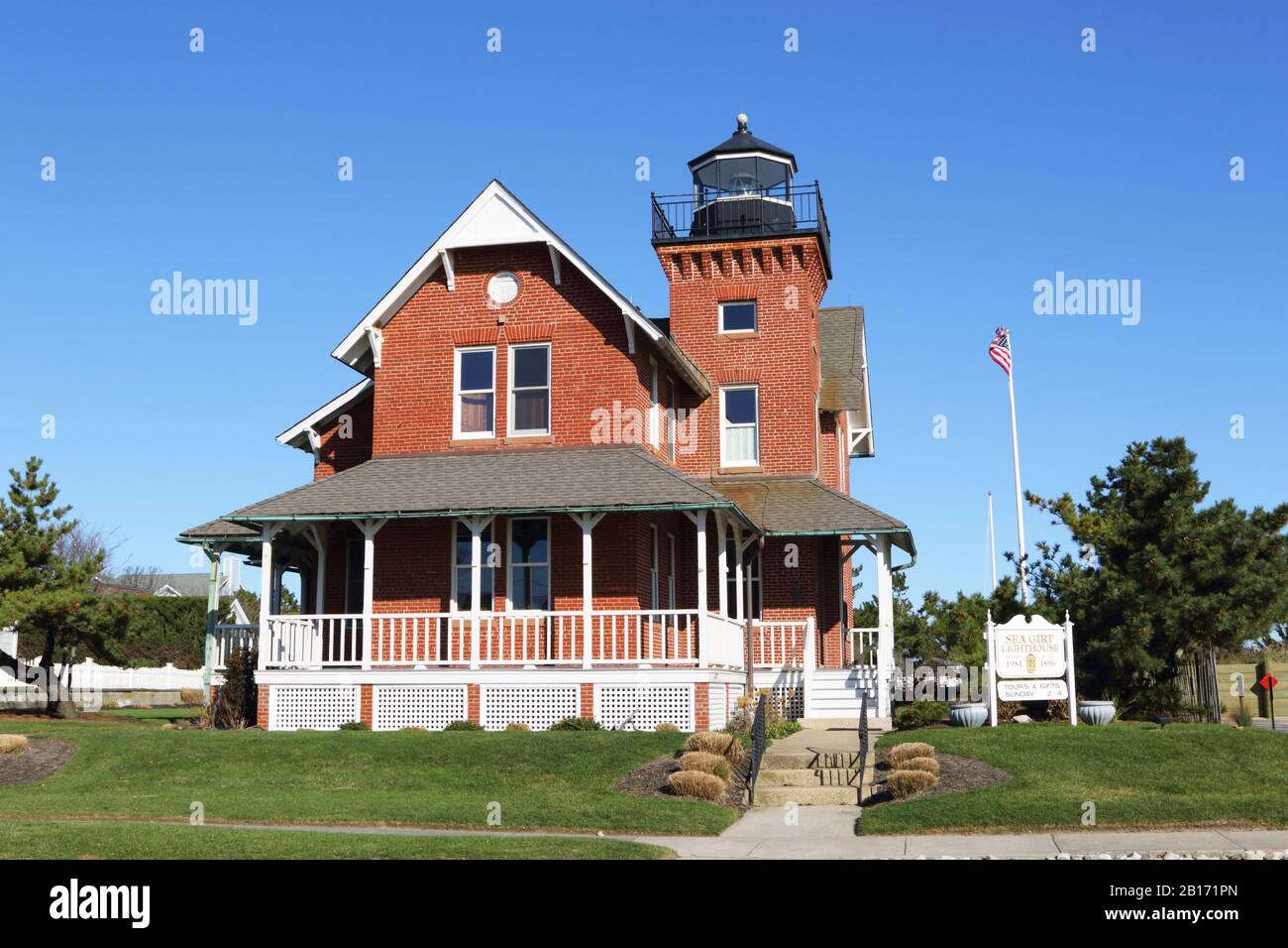 Das Sea Glirt Light ist ein Leuchtturm, der erstmals im Jahr 1896 angezündet wurde und den Zufluss zum Wreck Pond in Sea Girt im Monmouth County, New Jersey, markiert. Stockfoto