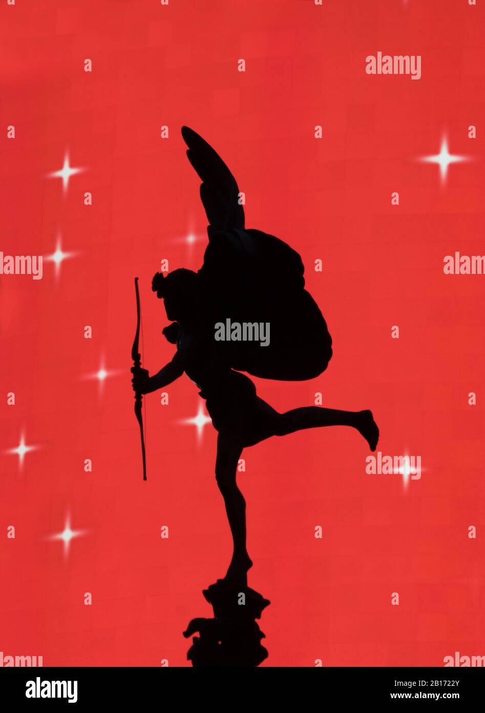 Silhouette der Amor-Statue (Eros) am Piccadilly Circus in London vor rotem Hintergrund mit ikonischem Brunnen und touristischem Wahrzeichen Stockfoto