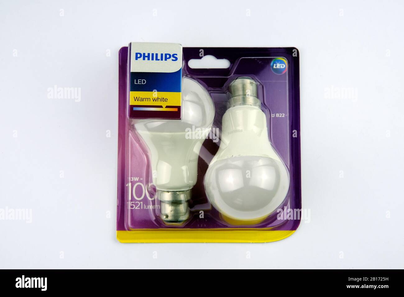Das Paar Philips LED B22 Milchleuchtmittel leuchtet weiß. Stockfoto