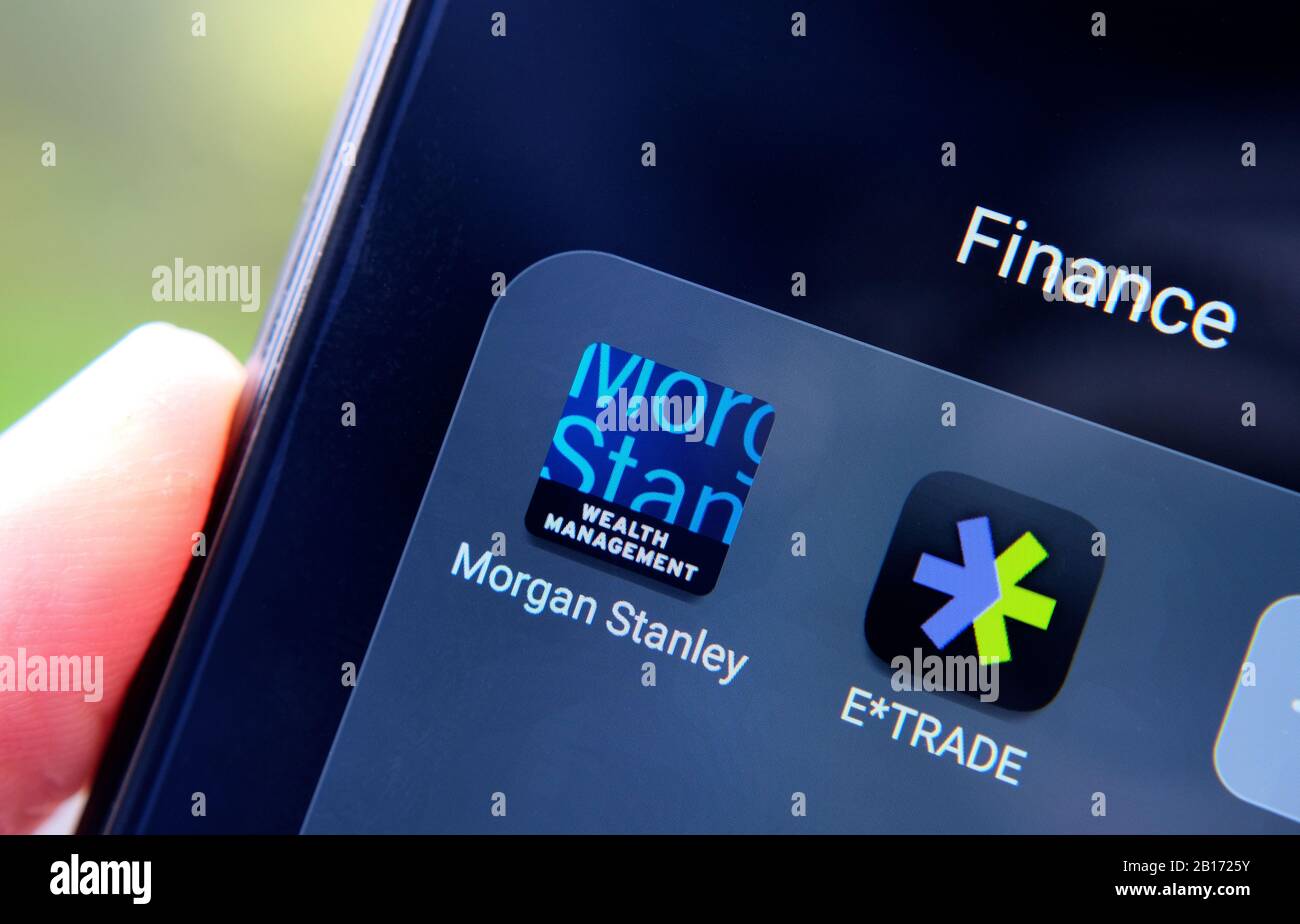 Morgan Stanley und E * TRADE-APPS, die auf dem Smartphone-Bildschirm zu sehen sind, halten sich in der Hand. Stockfoto