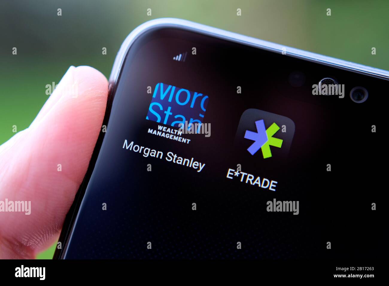 Morgan Stanley und E * TRADE-APPS, die auf dem Smartphone-Bildschirm zu sehen sind, halten sich in der Hand. Stockfoto
