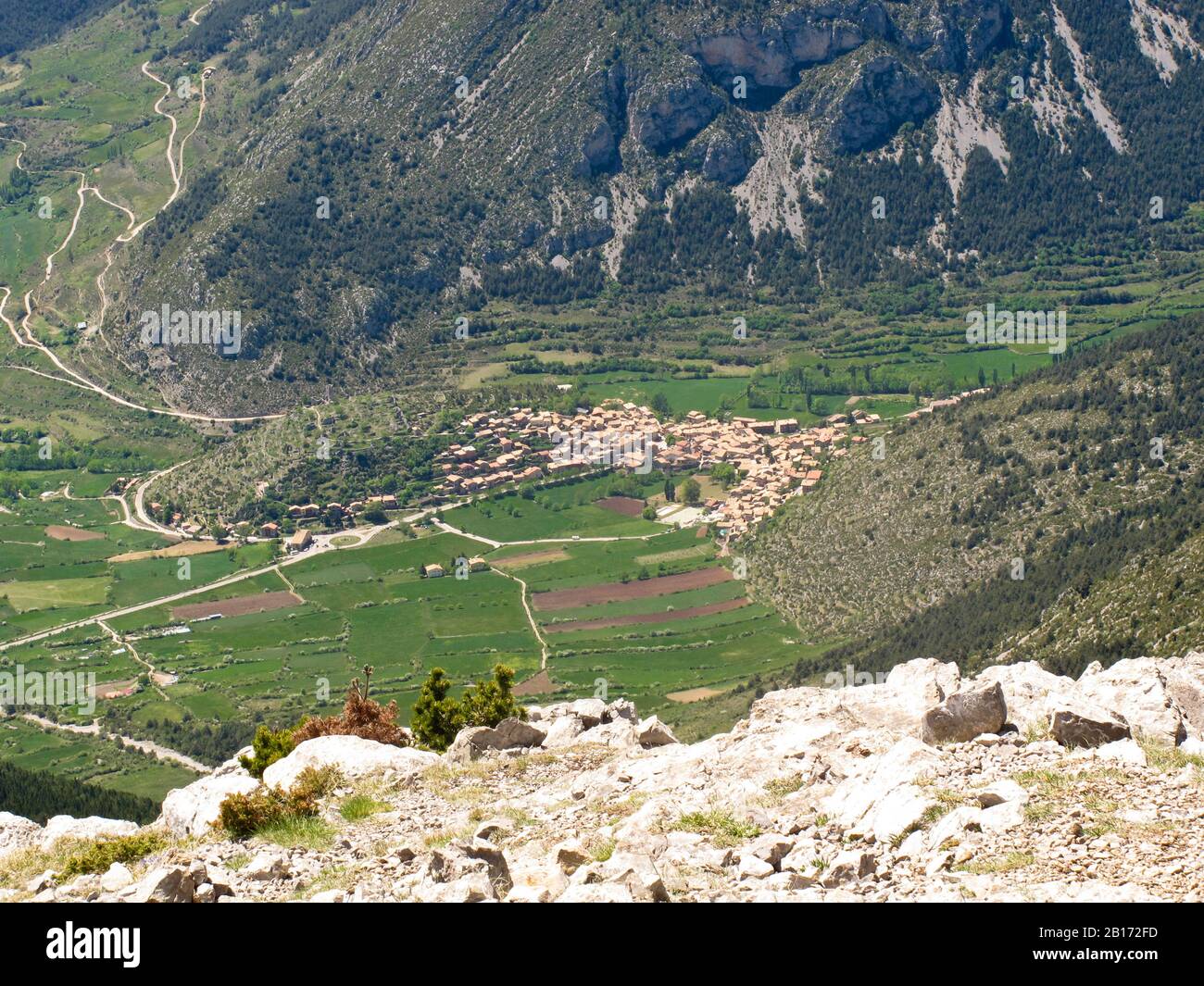 Luftaufnahme von Gosol vom Berg Pedraforca. Sierra del Cadi. Barcelona. Katalonien. Spanien Stockfoto