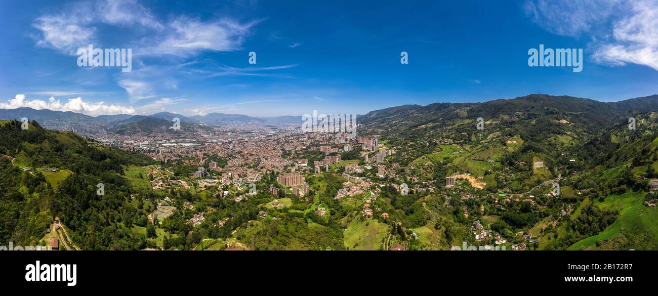 Luftpanorama mit Blick auf die Stadt Medellin, Kolumbien Stockfoto