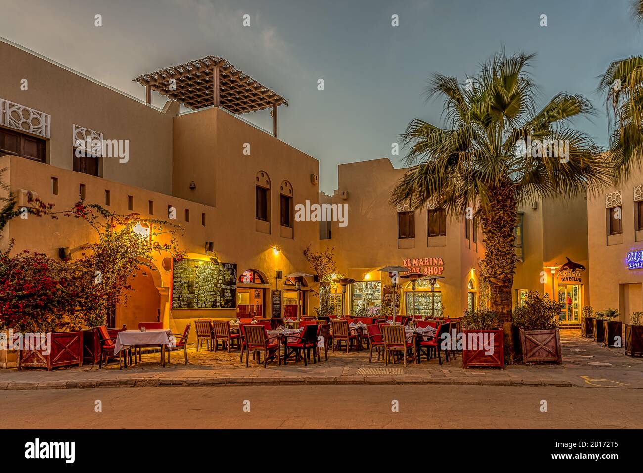 Farbenfrohes, beleuchtetes ägyptisches Restaurant in der Nacht ohne Gäste, el Gouna, Ägypten, 17. Januar 2020 Stockfoto