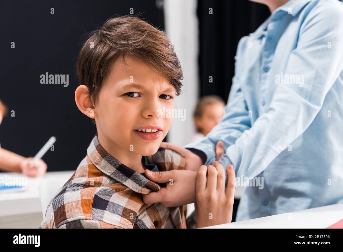 Selektive Fokussierung auf grausame Schikanen von Schülern erschreckt Schuljungen Stockfoto
