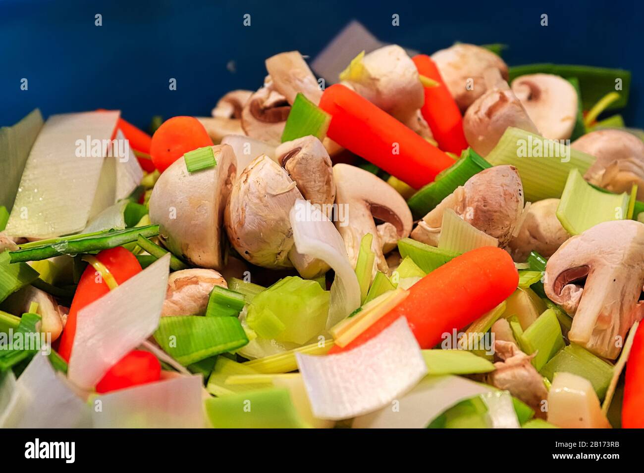 Eine Mischung aus frischen Lauch, Karotten und Pilzen Stockfoto