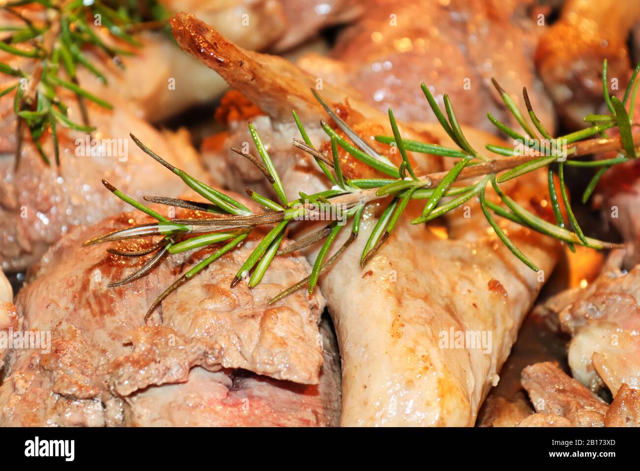 Nahaufnahme von Rosmarin über aufgeschnittenen Entenstücken Stockfoto