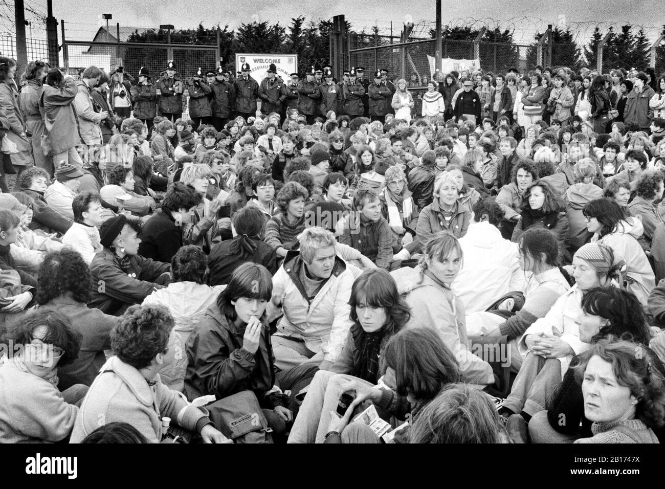 Protest bei Greenham Common, September 1984. Demonstranten blockieren das Haupttor. Stockfoto