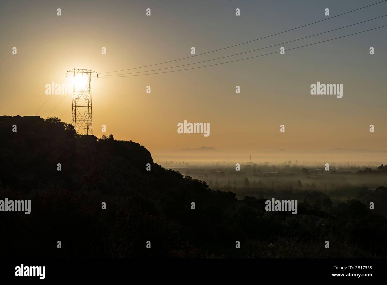 Elektrischer Turm Sonnenaufgang auf einem Hügel im Santa Susana Pass State Historic Park in Los Angeles, Kalifornien. Stockfoto