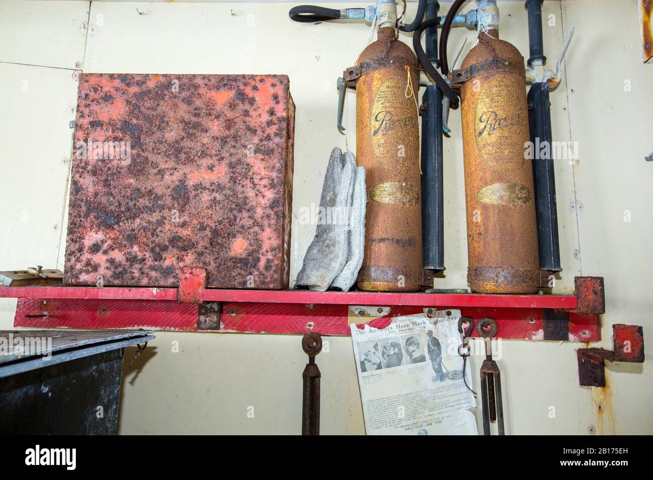 Alte Feuerlöschgeräte in Station W, einer alten britischen wissenschaftlichen Forschungsstation auf der Detaille Island, Graham Land, Antarktis. Stockfoto