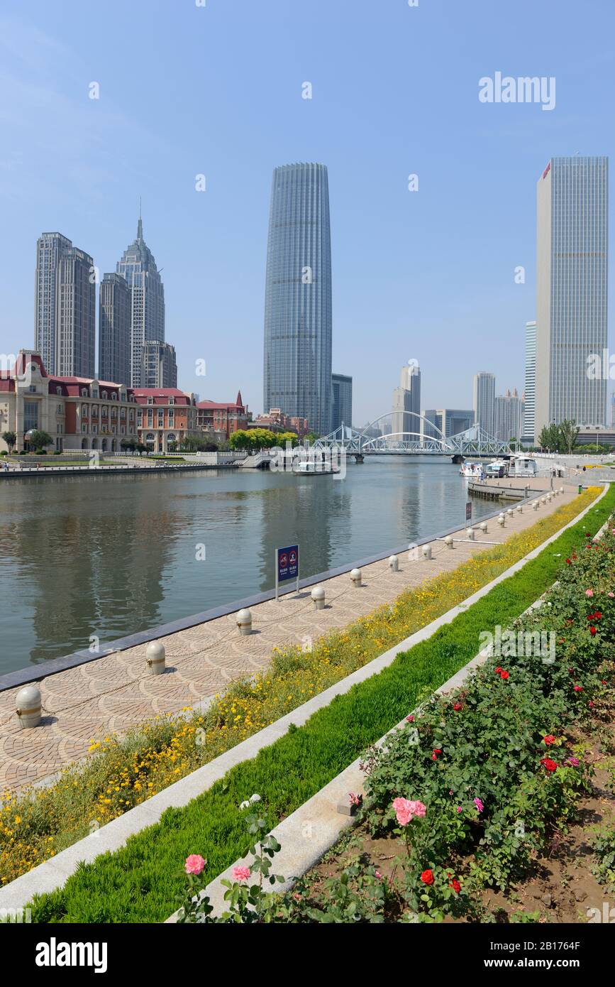 Blick über den Fluss Haihe zum Tianjin World Finance Center, Jiefang Bridge und Dagu Bridge, Tianjin, China, vor dem Bahnhof Tianjin Stockfoto