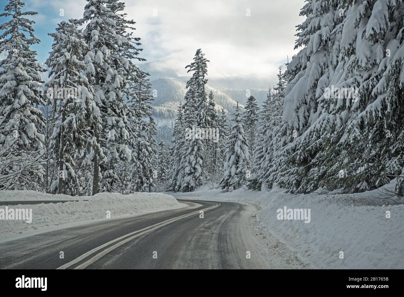 Tatra Mountain Road Mit Eis und Schnee. Wintersaison Fahren. Stockfoto