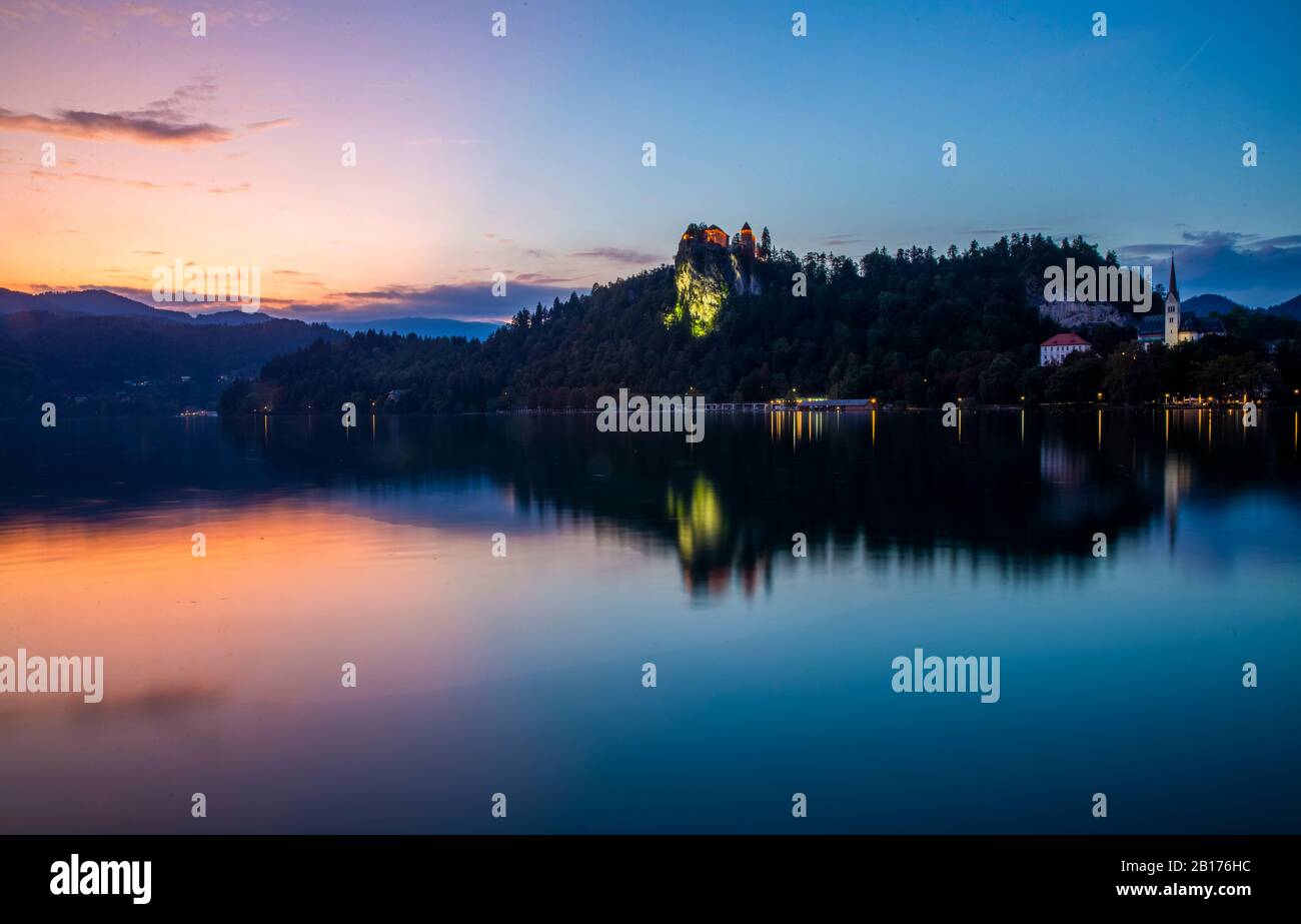 Blick auf den Bleder See und die Burg bei Sonnenuntergang Stockfoto
