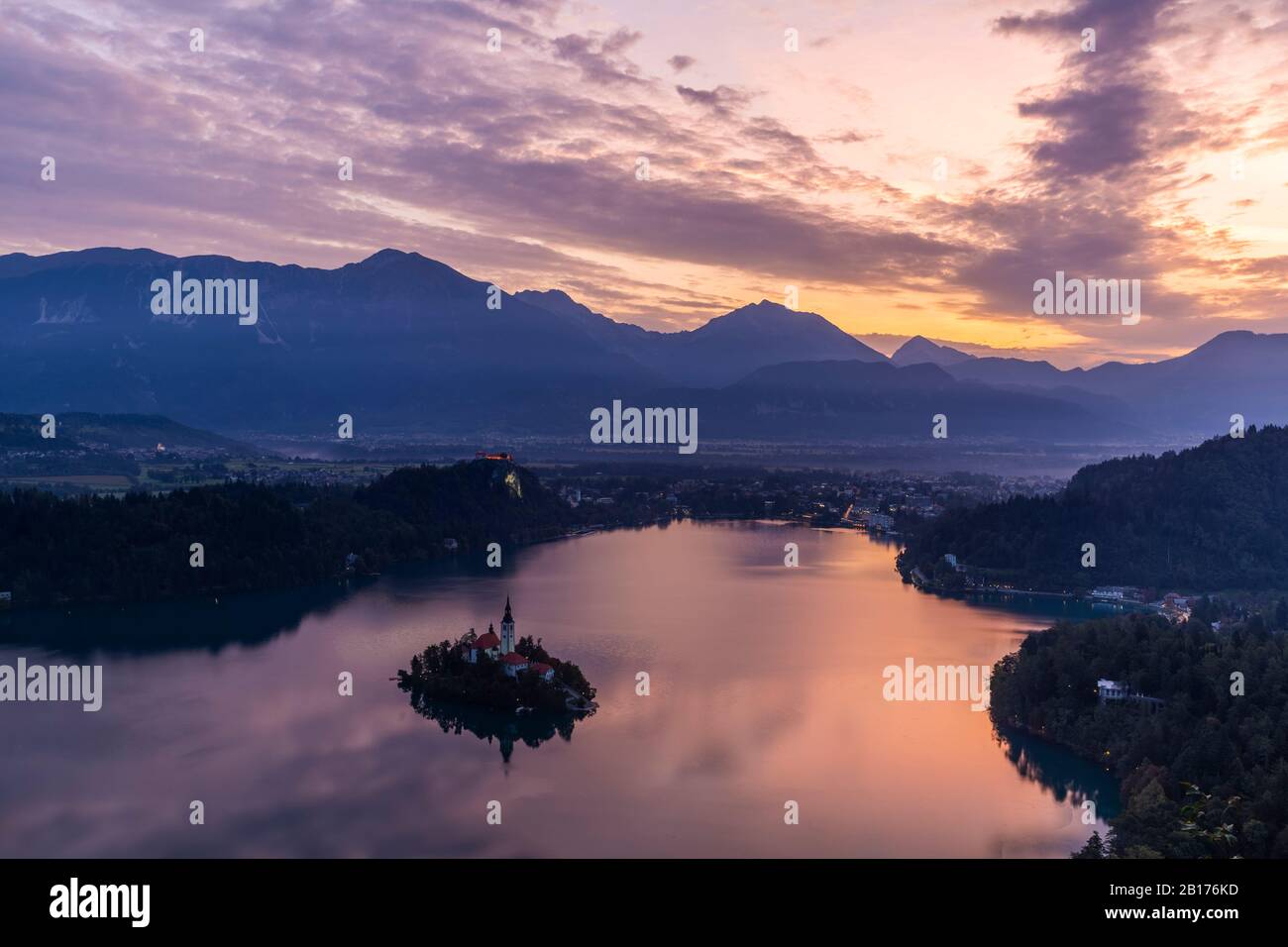 Luftbild der Bleder Insel und der Burg bei Sonnenaufgang Stockfoto