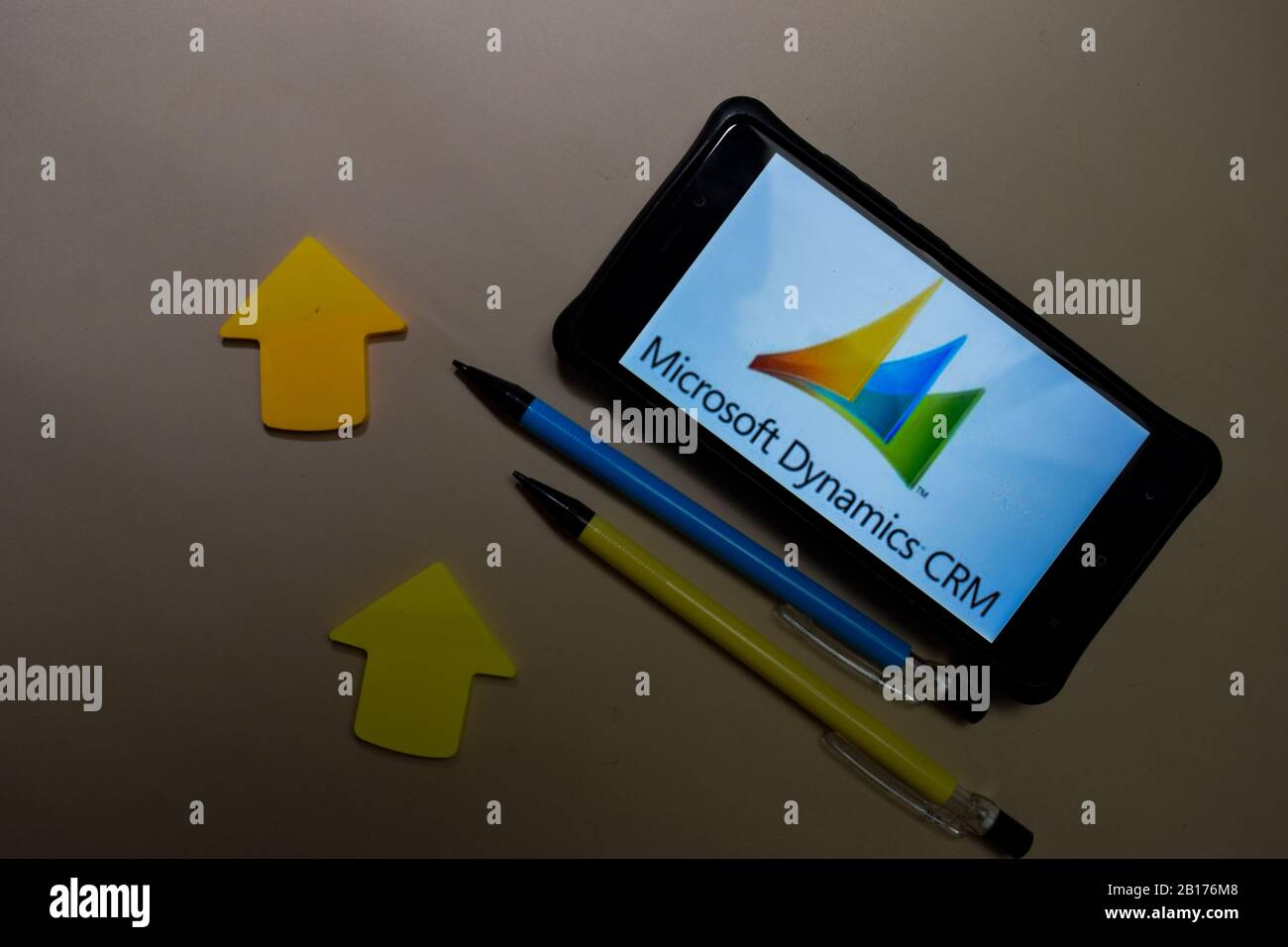 BEKASI, WESTJAVA, INDONESIEN. Februar 2020: Microsoft Dynamics CRM-Entwicklungs-App auf Dem Smartphone-Bildschirm. Dynamics CRM ist eine Freeware-Webbrowserentwicklung Stockfoto