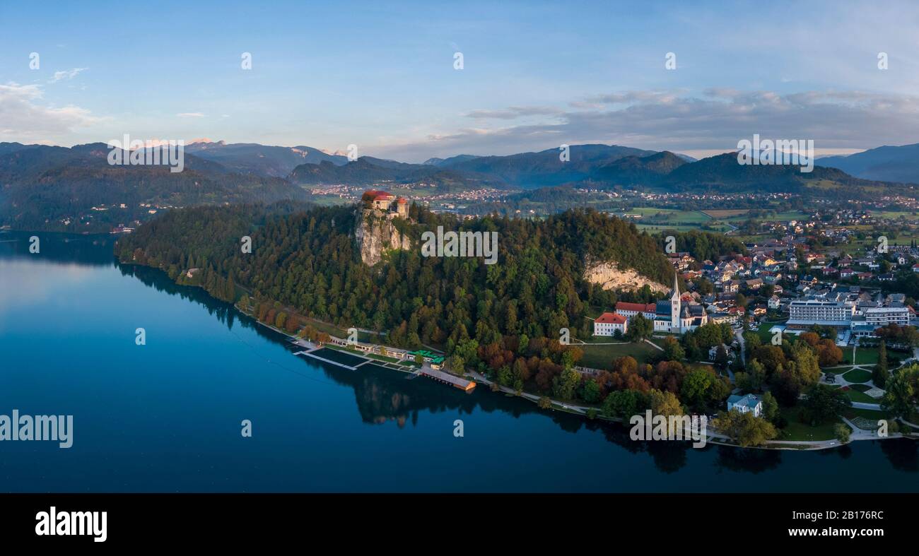 Luftbild von Bled See und Schloss Stockfoto
