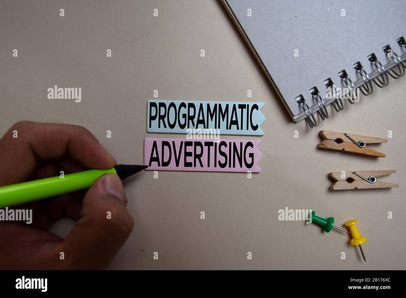 Programmatische Werbung text auf Haftnotizen auf Büro Schreibtisch isoliert Stockfoto