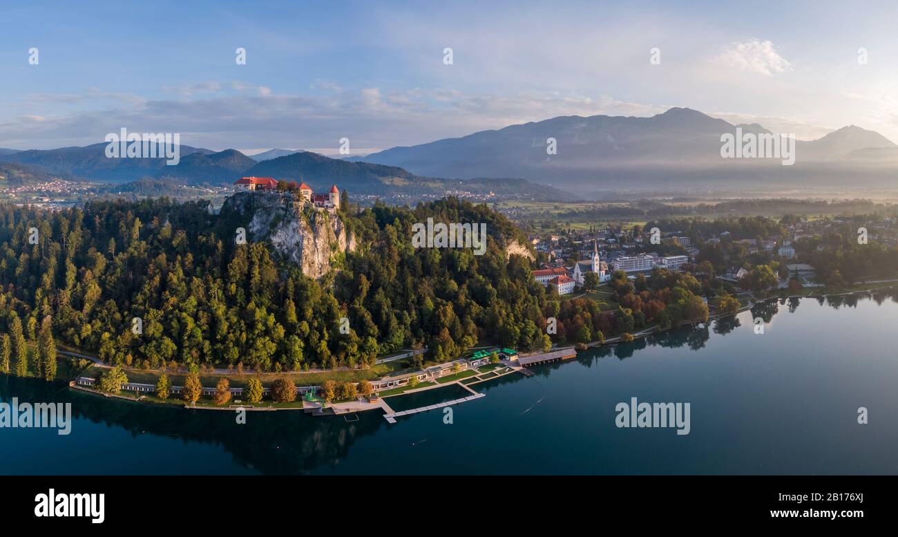 Luftbild von Bled See und Schloss Stockfoto