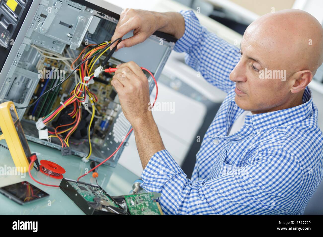 Computer Engineer, der an der Konsole defekt Stockfoto