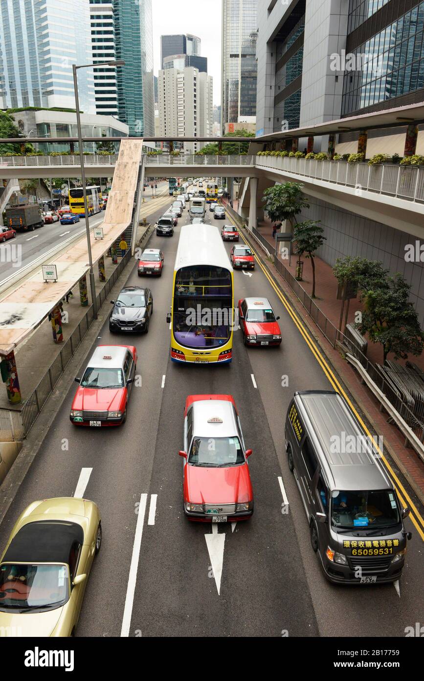 Bus, Taxis und Autos in der Admiralität in Hongkong, China Stockfoto