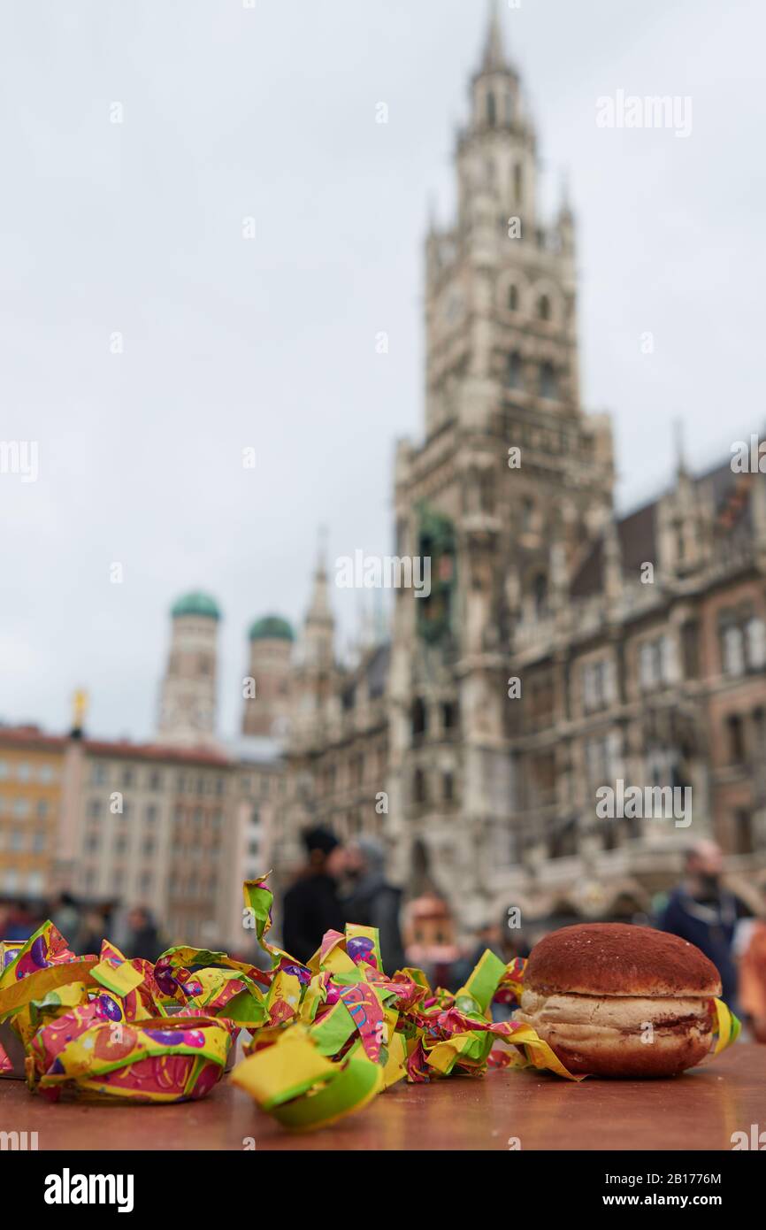 München, Deutschland - 23. Februar 2020: Die Karnevalssaison ist eine beliebte Veranstaltung in München und beginnt bereits am Sonntag mit Straßenanimationen, Ständen und Stockfoto