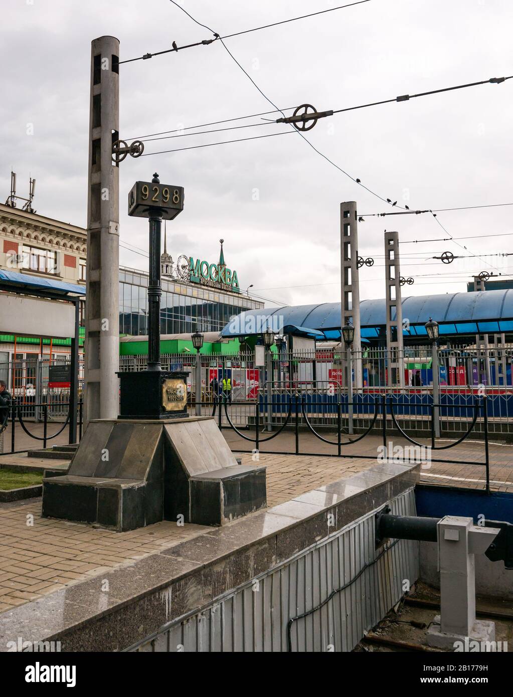 Kilometerindikator Entfernung von Moskau nach Wladiwostock, Transsibirische Eisenbahn, Bahnhof Jaroslawsky, Moskau, Russland Stockfoto