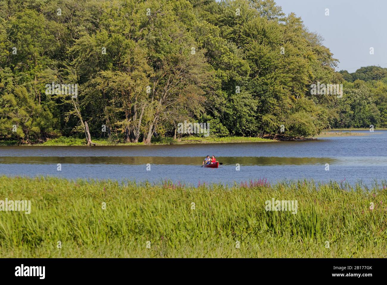 Quebec, Kanada, ein paar Kanufahren auf der Mille Fluss in Terrebonne, Quebec Iles. Stockfoto