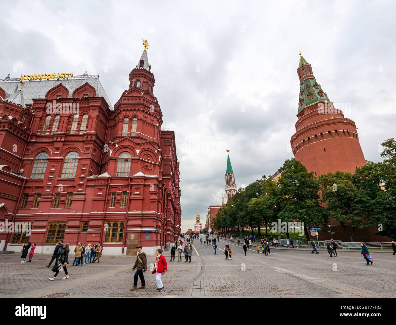 Staatliches Historisches Museum & Ecke Arsenalturm an der Kremlmauer, Maneschnaja-Platz, Moskau, Russische Föderation Stockfoto