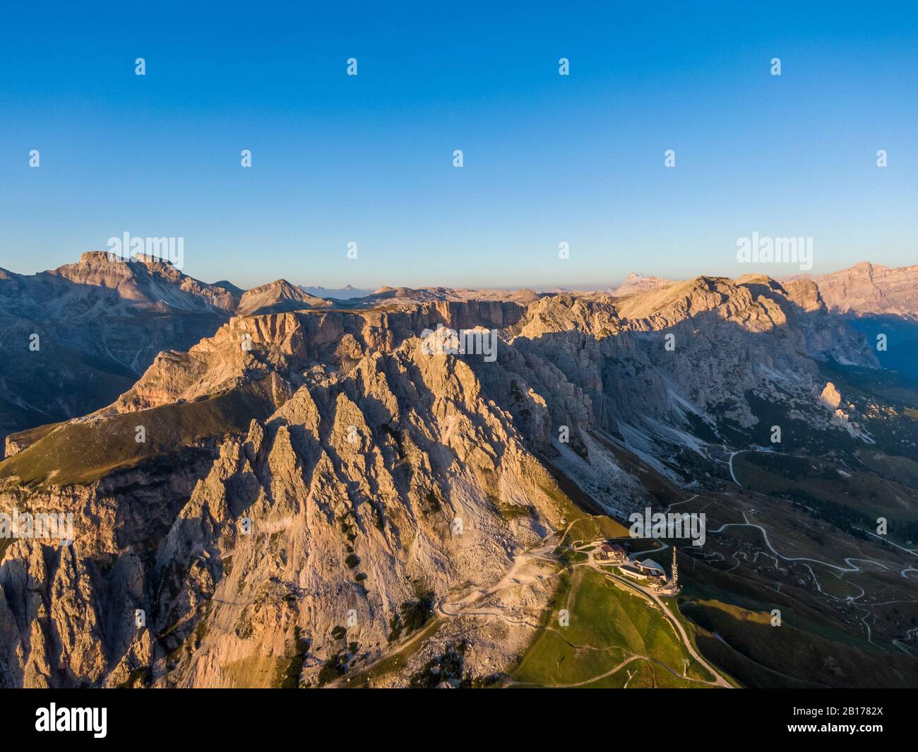 Luftaufnahme von Pizes de Cir-Bergkette und Grödner Joch, Italien Stockfoto