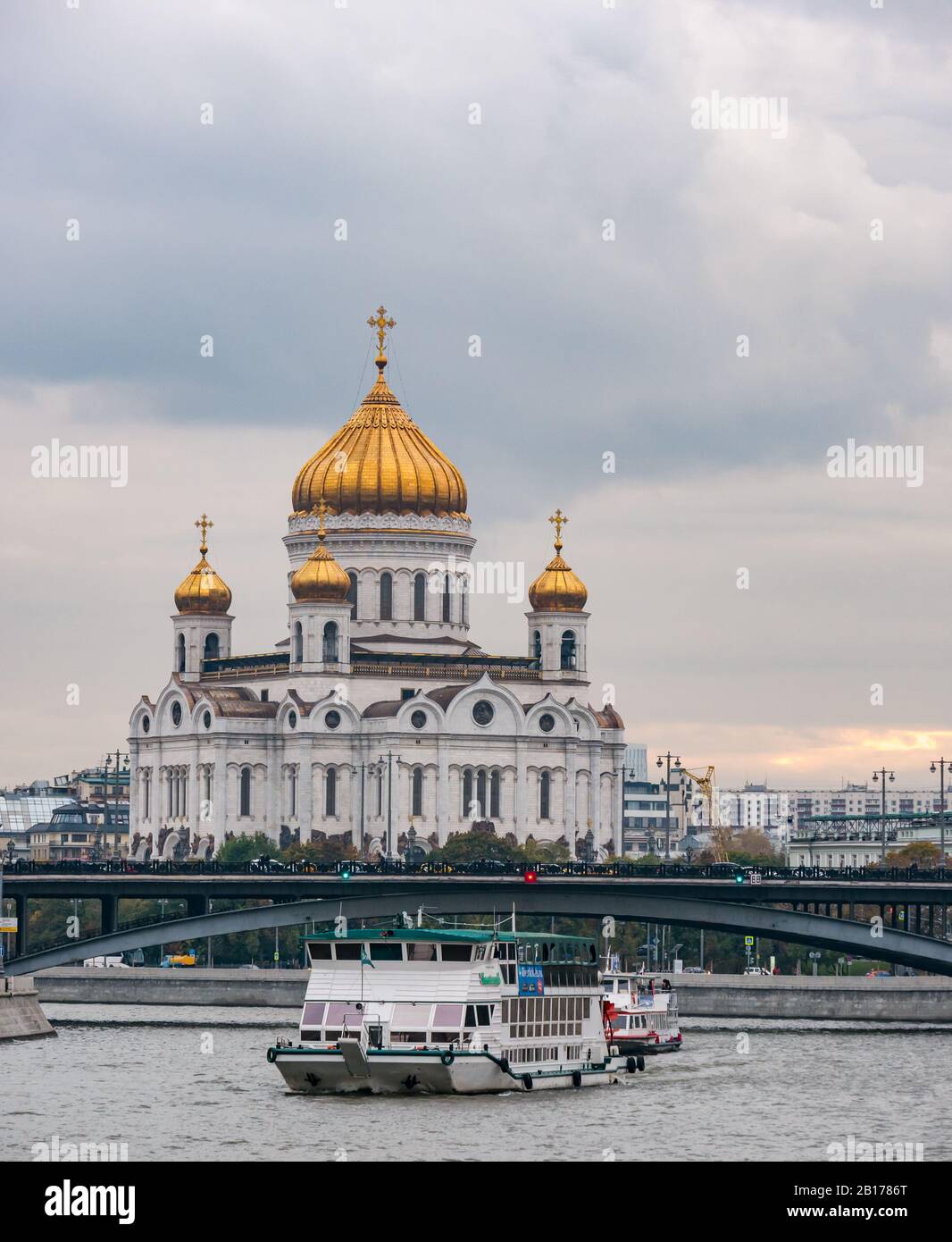 Flussboot auf dem Moskva-Fluss bei Sonnenuntergang und St Saviour's Cathedral, Moskau, Russische Föderation Stockfoto