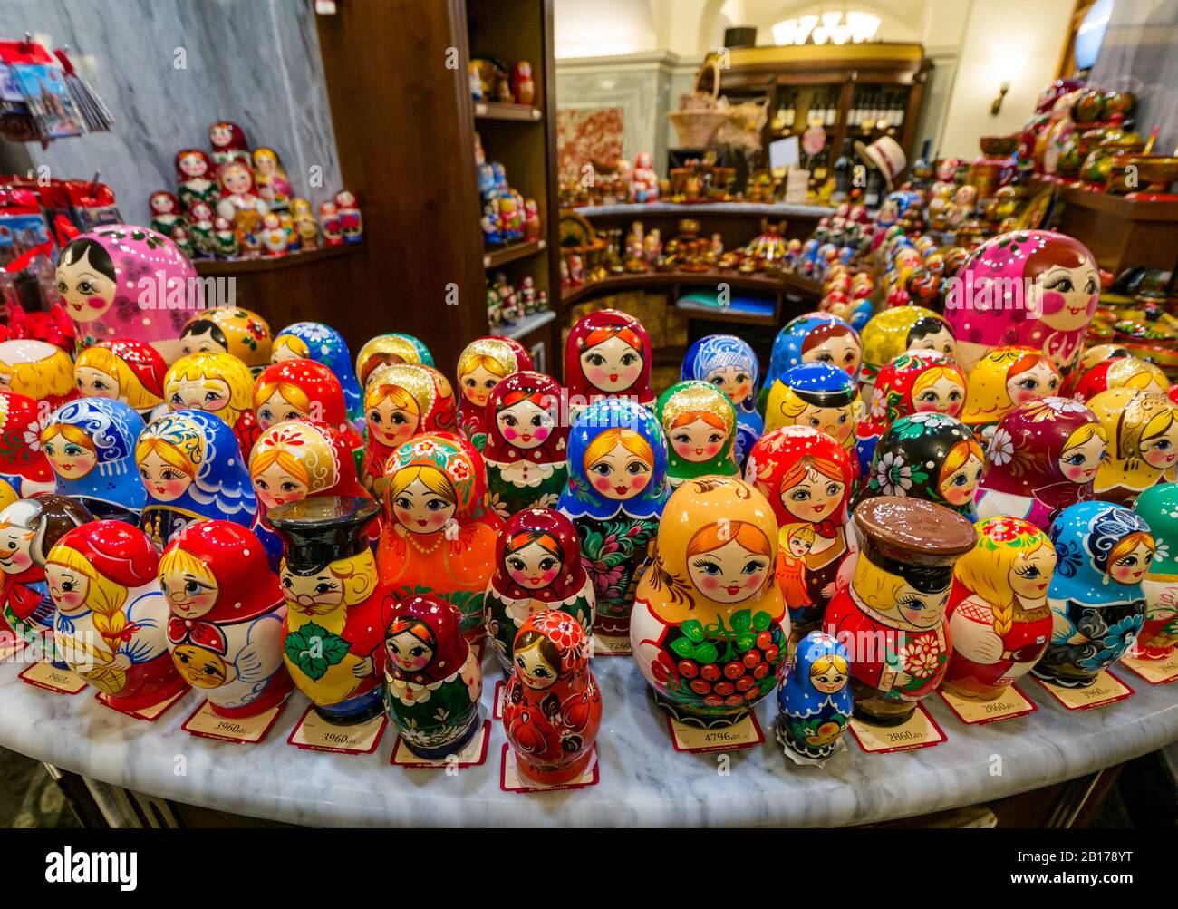 Russische PuppenSouvenirs, KAUFHAUSANZEIGE FÜR GUMMI, Moskau, Russische Föderation Stockfoto