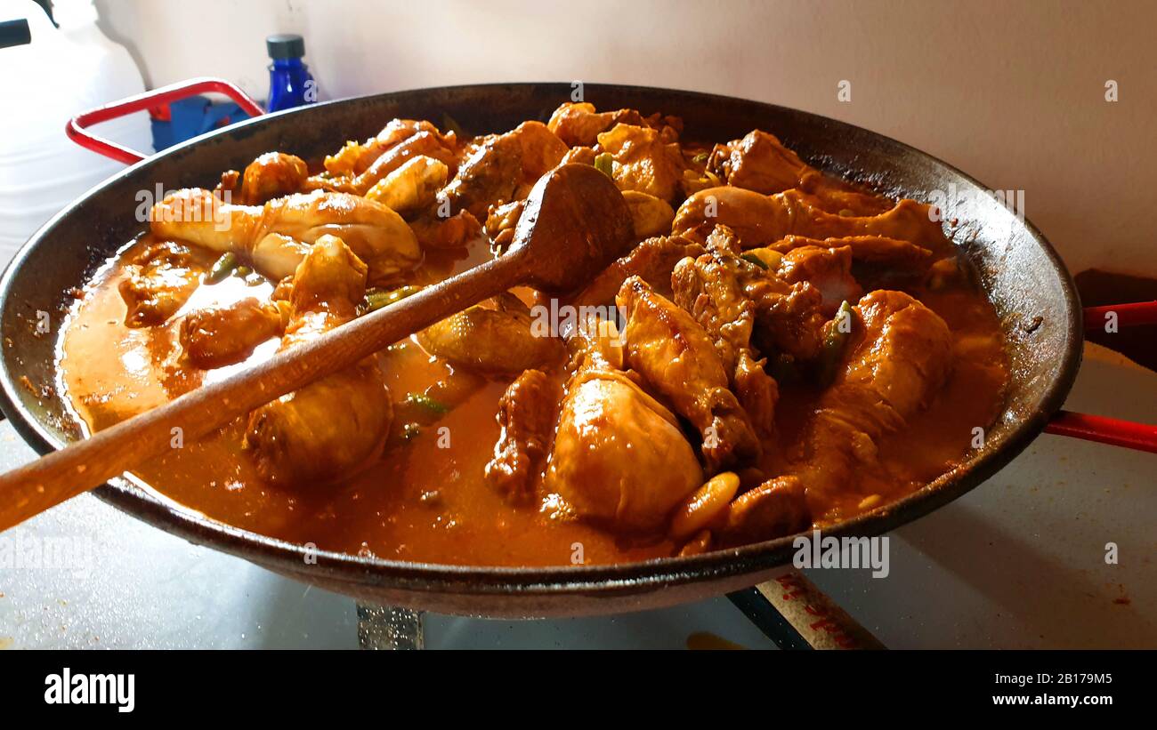 Hühnerbeine in Sauce werden in einer Pfanne, Spanien, Balearen, Mallorca, gekocht Stockfoto