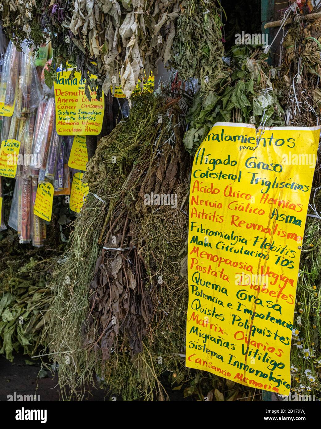 Kräutermittel zum Verkauf auf dem Zentralmarkt von San José, dem größten Markt der Stadt San José, Costa Rica, Der Einen ganzen Stadtblock einnimmt. Stockfoto