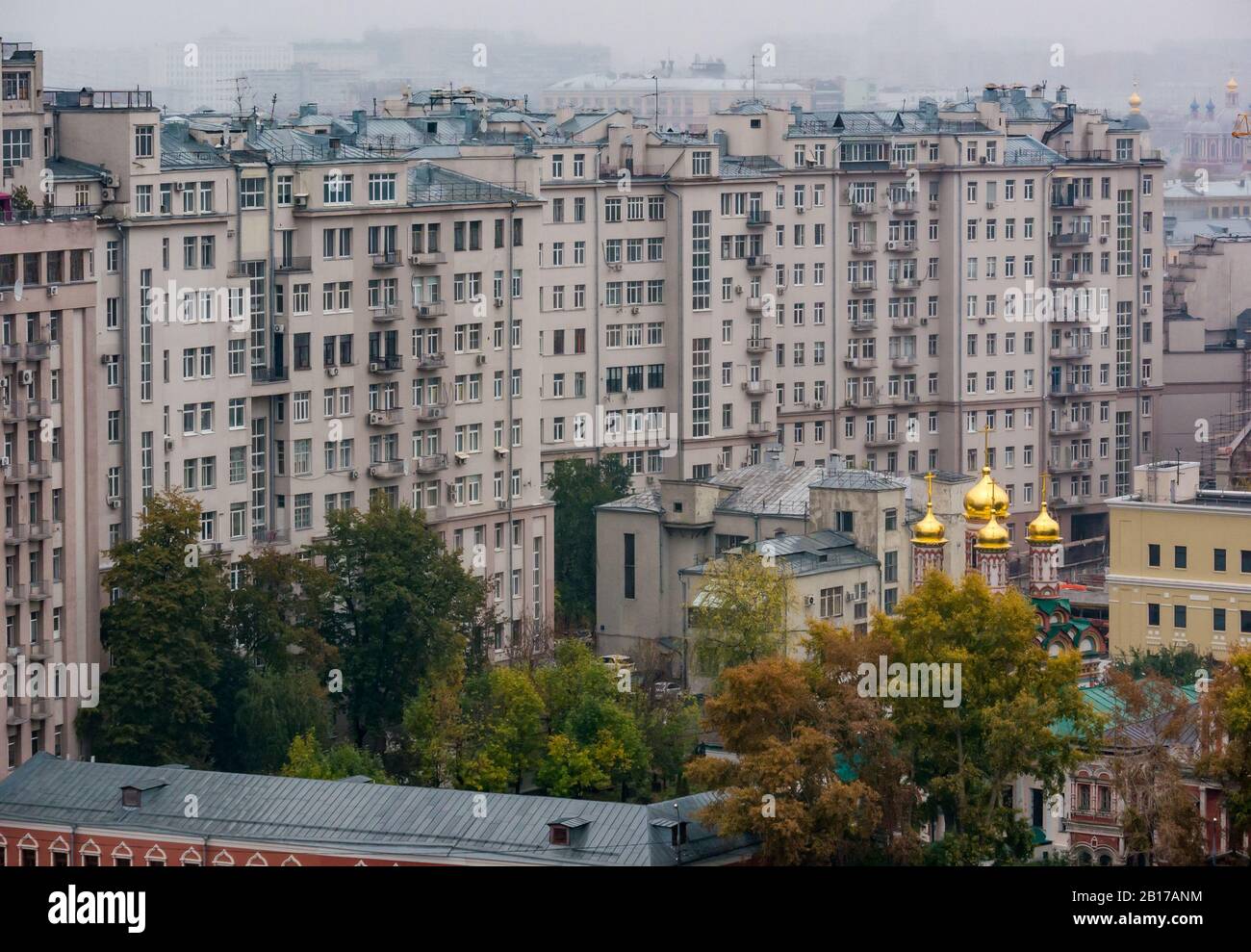 Apartmentgebäude und goldene Zwiebelkuppeln der Kirche Sankt Nikolaus in Khamovniki, Moskau, Russische Föderation Stockfoto