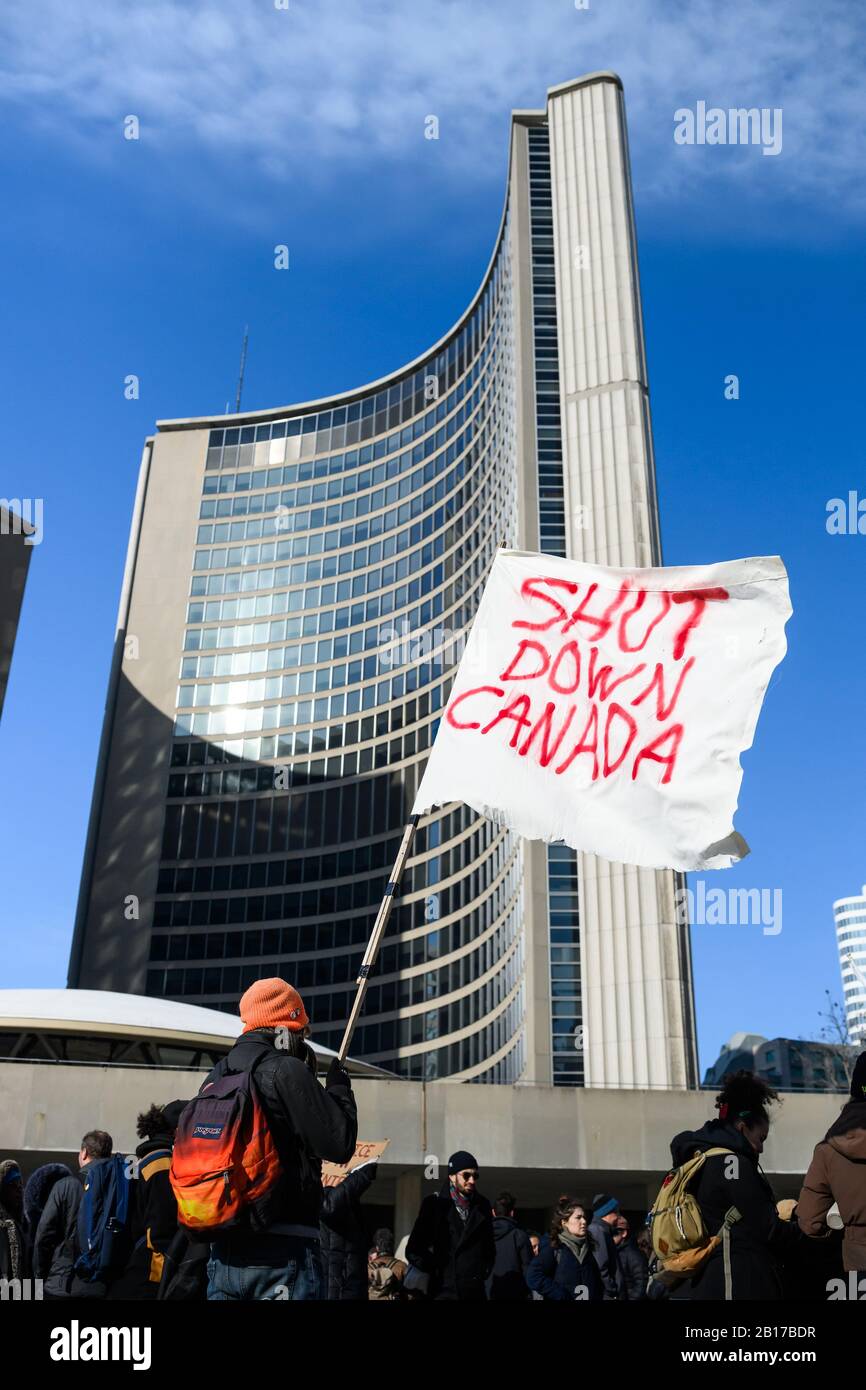 Ein Anti-Pipeline-Protestler wellt eine Flagge außerhalb des Rathauses als Teil der anhaltenden Proteste In Kanada Aus Solidarität mit dem Wet'suwet'en. Stockfoto