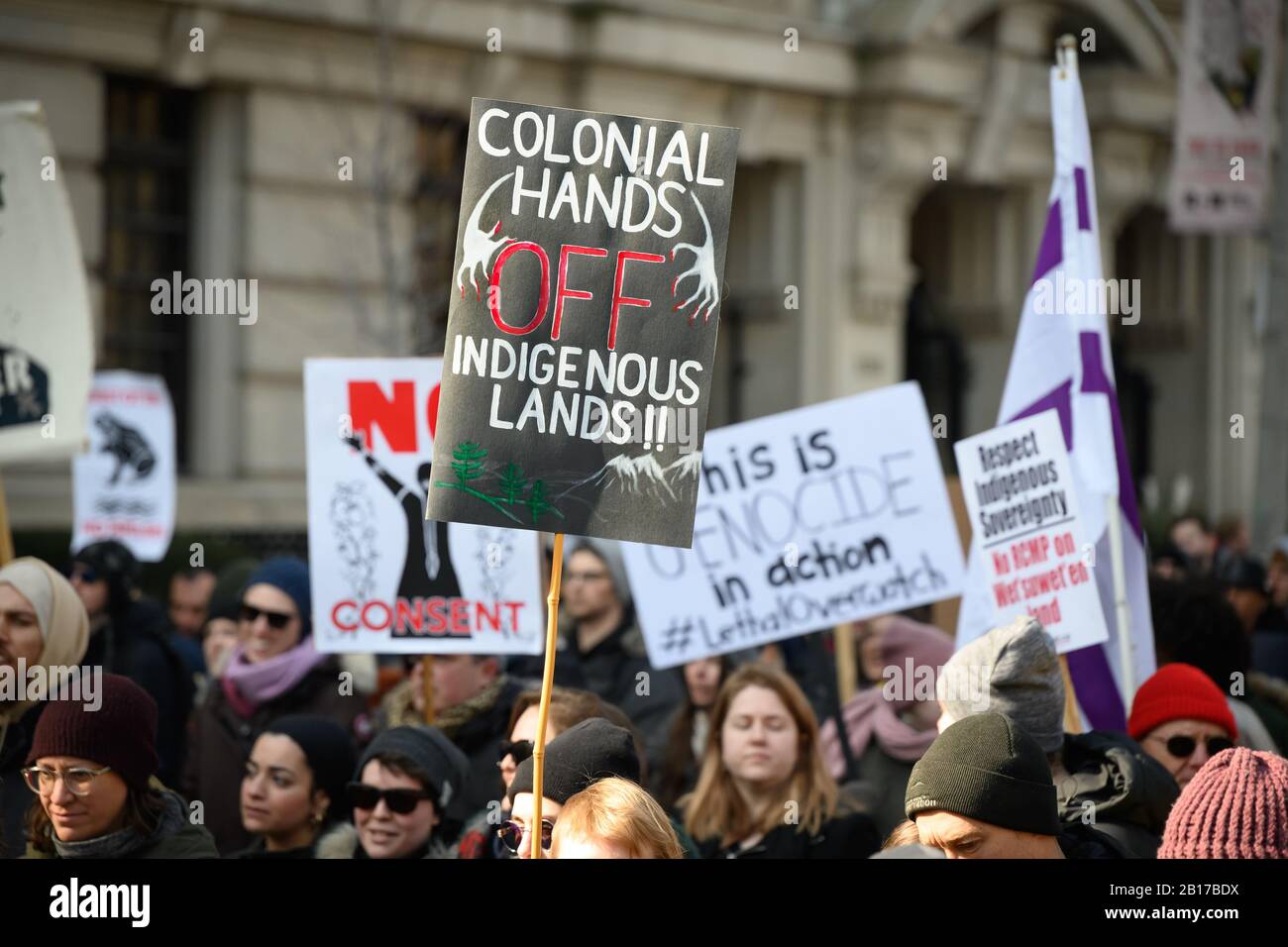 Im Rahmen der Stillgelegten Proteste in Kanada marschieren die Pipeline-Gegner solidarisch mit dem Wet'suwet'en durch die Innenstadt von Toronto. Stockfoto