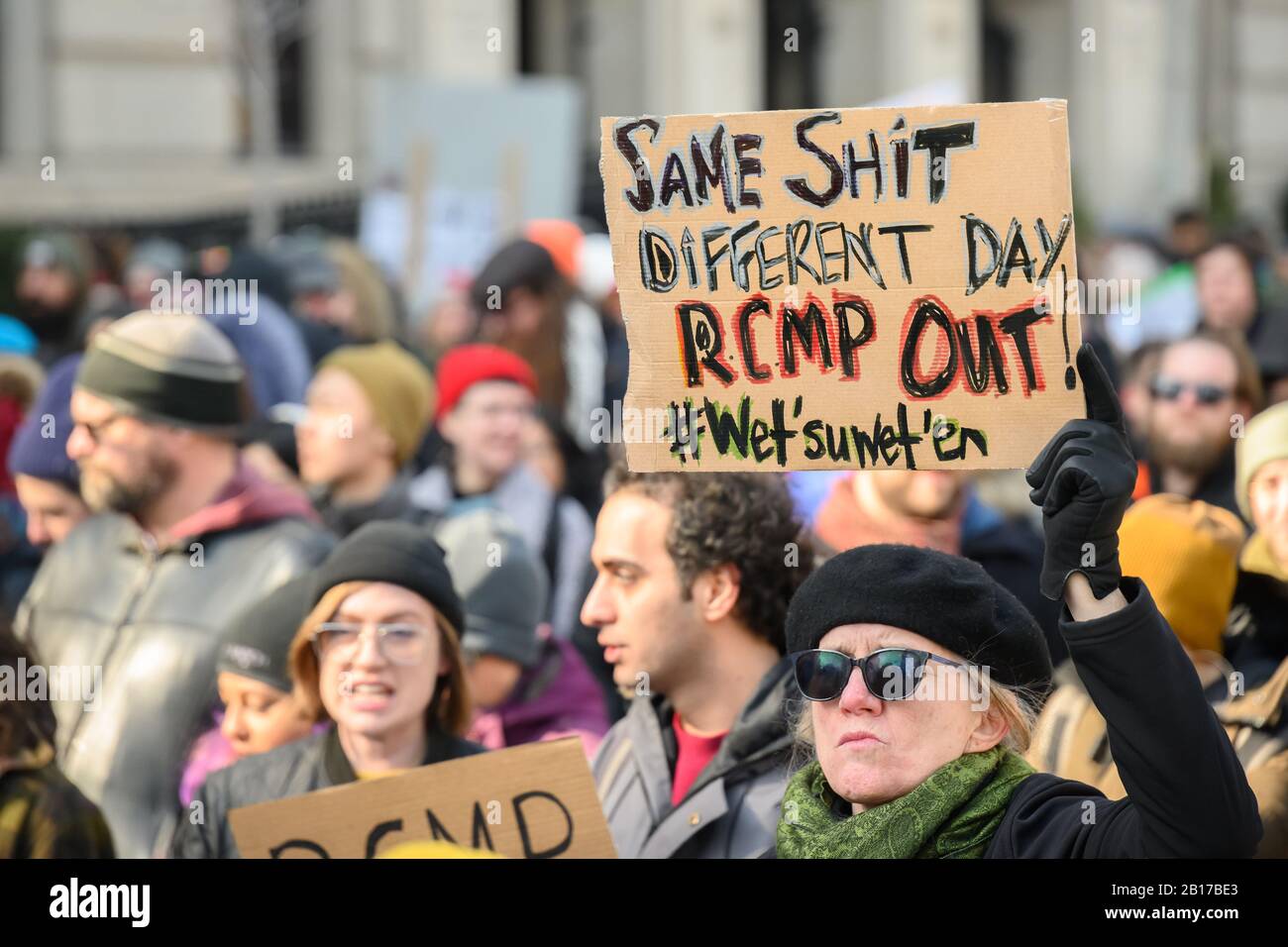 Im Rahmen der Stillgelegten Proteste in Kanada marschieren die Pipeline-Gegner solidarisch mit dem Wet'suwet'en durch die Innenstadt von Toronto. Stockfoto