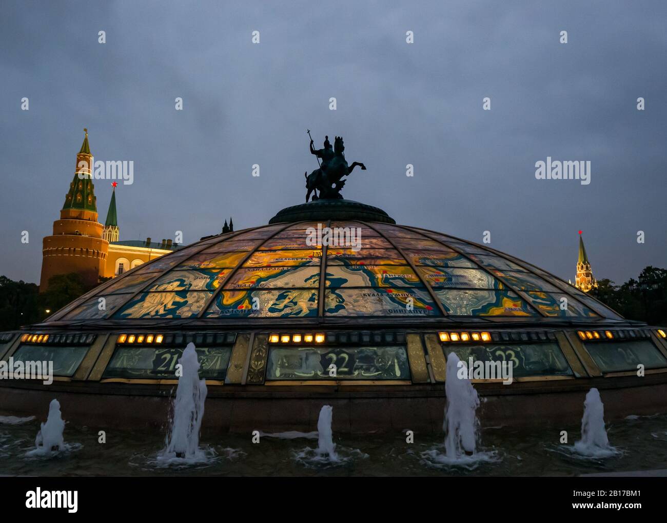 Weltzeitbrunnen und Ecke Arsenal-Turm an der Kremlwand in der Nacht, Maneschka, Moskau, Russland Stockfoto