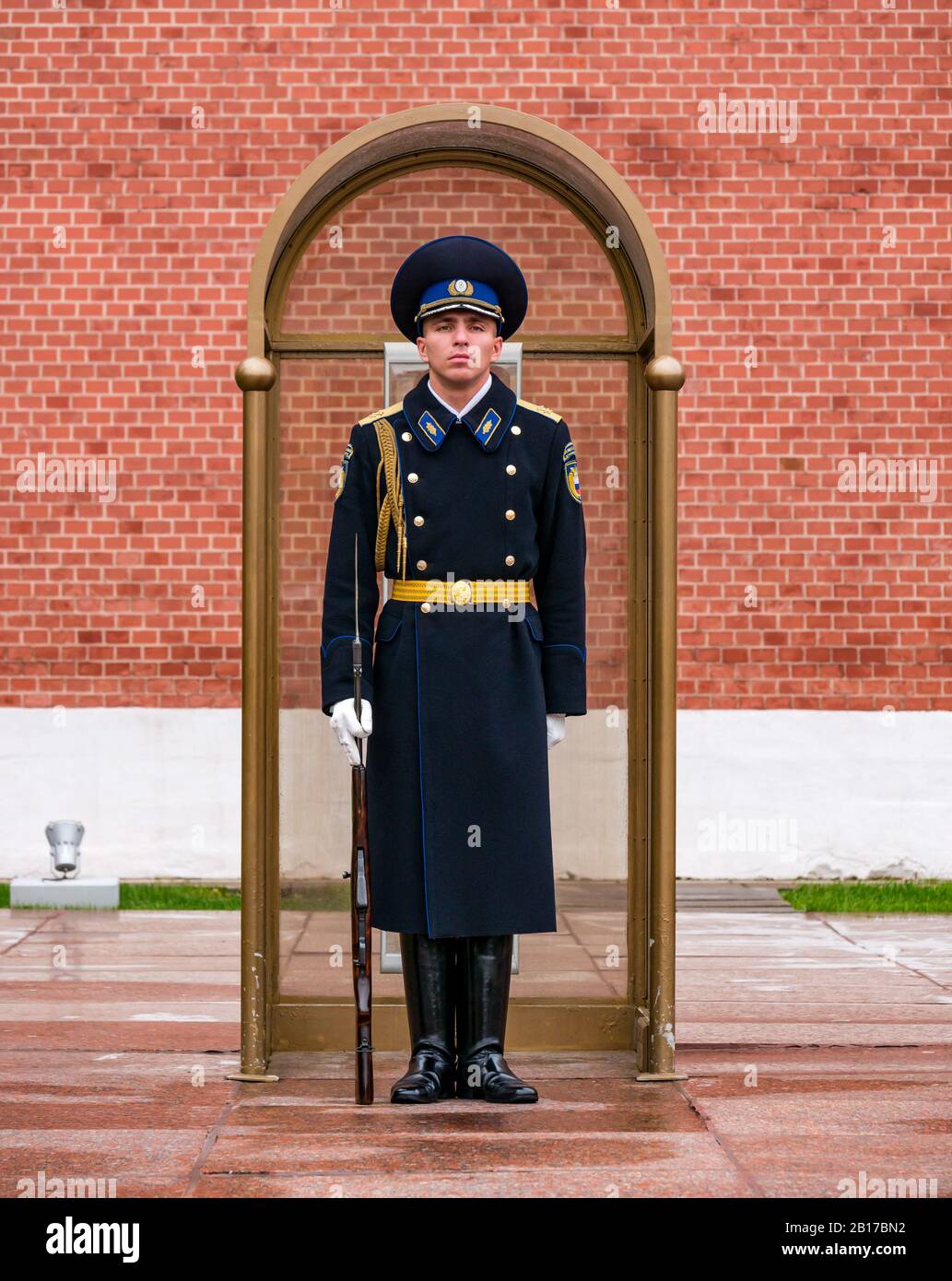 Kreml-Regiment Soldat, der Wache am Grab des Unbekannten Soldatenkriegsdenkmals, Alexander Gardens, Moskau, Russland, steht Stockfoto