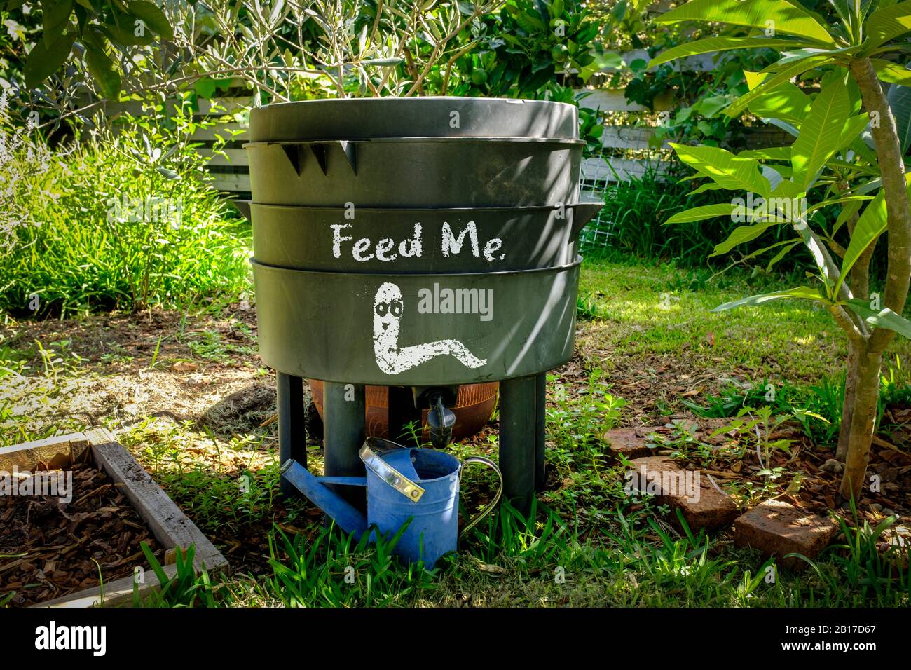 WORM Farm Kompost bin in organischem australischen Garten mit Feed Me WORM-Zeichen, nachhaltigem Wohnen und Zero Waste Lifestyle Stockfoto