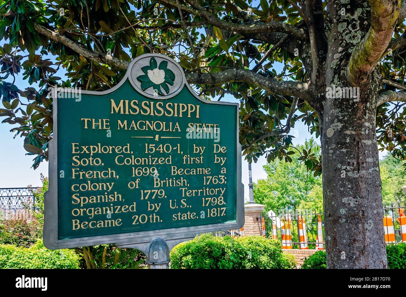 Eine historische Markierung unter einem magnolienbaum beschreibt die Geschichte von Mississippi, Dem Magnolia State, im Welcome Center in Vicksburg, Mississippi. Stockfoto
