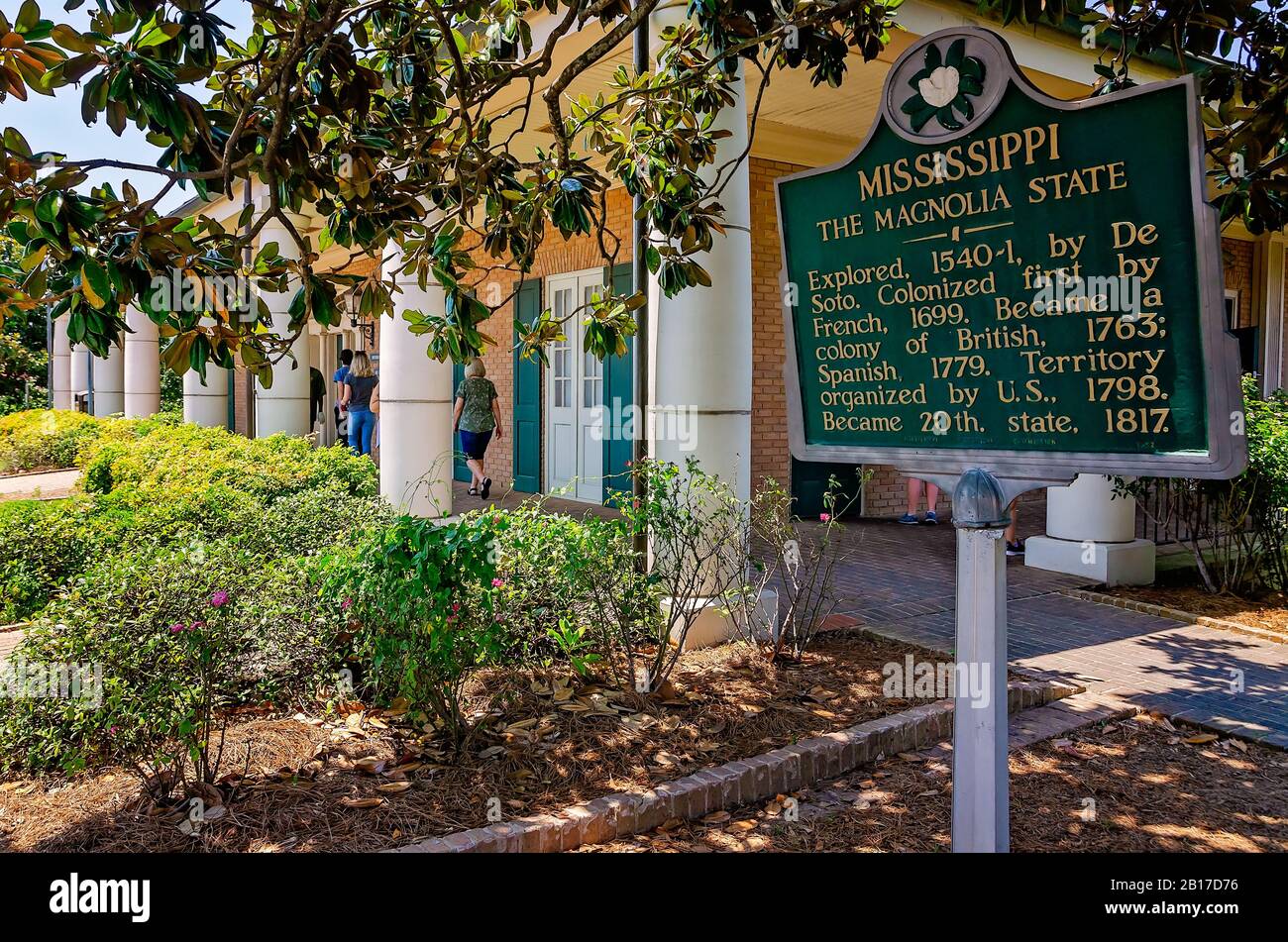 Ein historischer Marker, der unter einem magnolienbaum aufgestellt wurde, beschreibt die Geschichte von Mississippi im Warren County Welcome Center in Vicksburg, Mississippi. Stockfoto